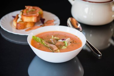 Kırmızı balıktan krema çorbası aromatik baharatlar ve otlar, siyah arka planda izole edilmiş..