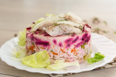 Ringa balığı, pancar kökü ve mayonezli şenlikli salata..