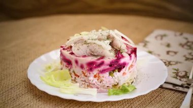 Ringa balığı, pancar kökü ve mayonezli şenlikli salata..