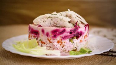 Ringa balığı, pancar kökü ve mayonezli şenlikli salata..