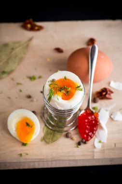 Tahta bir tahtanın üzerinde kahvaltıda kırmızı havyar ve haşlanmış yumurta..