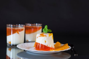 Şeftali ve kremalı parlak jöle.