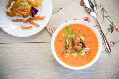 Sebzeli sıcak balık çorbası ve gurmeler için krema..