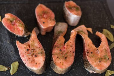 Baharatlı ve otlu doğal somon..