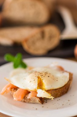 Bir dilim ekmek, pişmiş yumurta ve hafif tuzlanmış kırmızı balık..