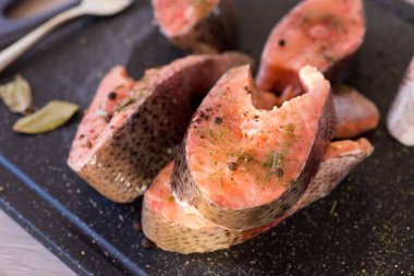 Otlu somon bifteği ve karabiber..