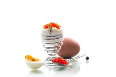 Kırmızı havyar ve haşlanmış yumurta, beyaz arka planda izole edilmiş..