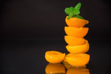 Siyah arka planda bir avuç şeftali turşusu..