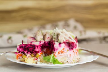 Servis masasında ringa balığıyla nefis pancar salatası.