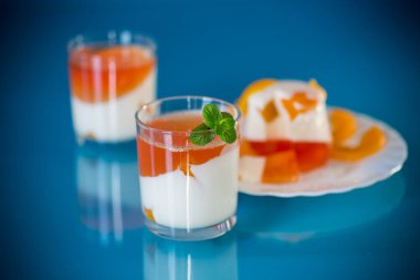 Yoğurt kremalı ve meyveli jöleli tatlı..