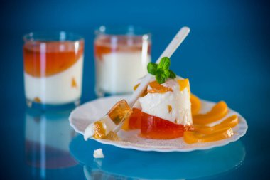 Yoğurt kremalı ve meyveli jöleli tatlı..