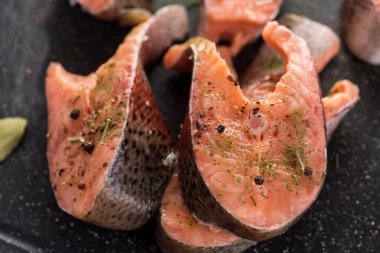 Çiğ, baharatlı kırmızı balık parçaları..