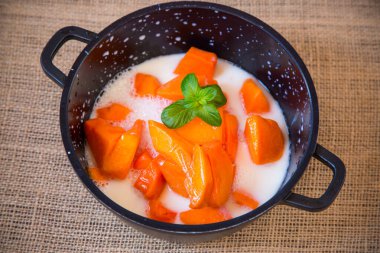 Çiğ balkabağı sütle bir tencerede parçalara ayrıldı..