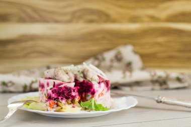 Ringa balığı, pancar kökü ve mayonezli şenlikli salata..