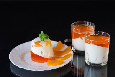 Reçelli, kremalı ve taze naneli meyve tatlısı..