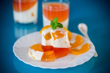 Yoğurt kremalı ve meyveli jöleli tatlı..