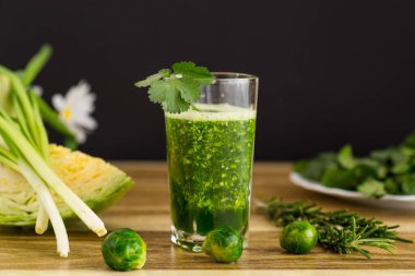 Temizlik ve enerji için sağlıklı yeşil smoothie.