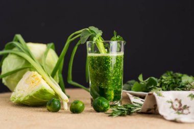 Lahana, yeşillik ve süper yiyeceklerle detoks içeceği.