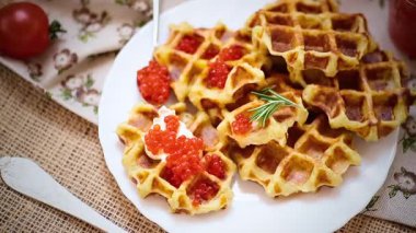 Kahvaltıda havyarlı ve otlu ev yapımı patates waffle 'ı..