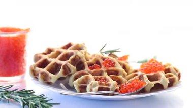 Beyaz arka planda kırmızı havyarlı patatesli waffle..
