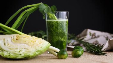 Temizlik ve enerji için sağlıklı yeşil smoothie