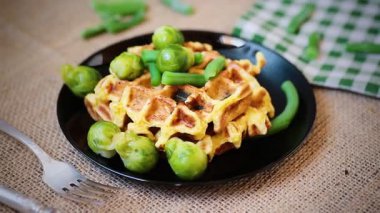 Çuval bezeli yeşil fasulye ve Brüksel lahanalı sebzeli waffle..