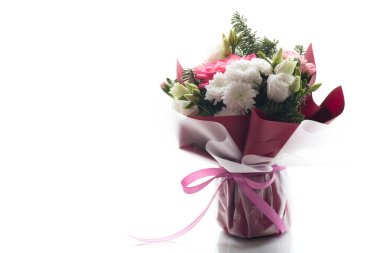 Kasımpatı çiçekli düzenleme, beyaz arkaplanda izole.