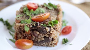 Bulgur ve sebzelerle yemek pişirdim..