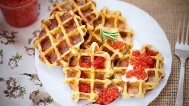 Kahvaltıda havyarlı ve otlu ev yapımı patates waffle 'ı..