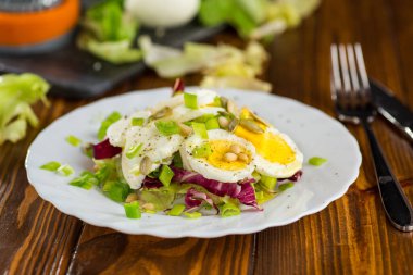 Tahta bir masada tabakta iştah açıcı yumurta tabağı..