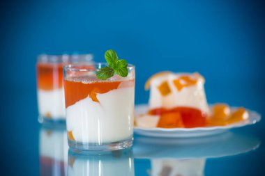 Yoğurt kremalı ve meyveli bir bardakta jöleli tatlı..