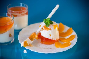 Yoğurt kremalı ve meyveli jöleli tatlı..