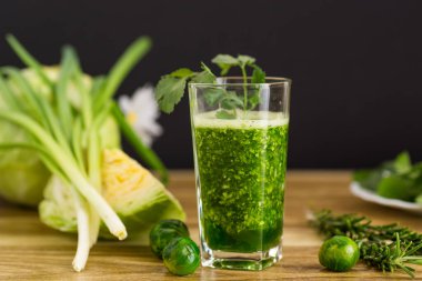 Lahana, yeşillik ve süper yiyeceklerle detoks içeceği.