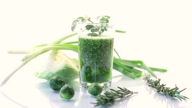 Taze sebze ve otlarla taze yeşil smoothie..
