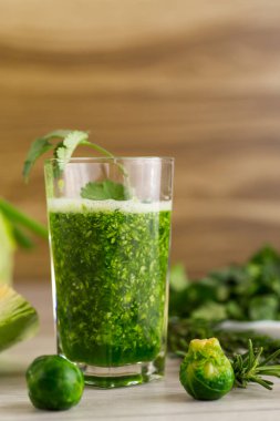 Sağlık ve enerji için doğal vitamin kokteyli.