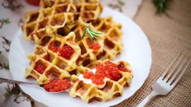 Kahvaltıda havyarlı ve otlu ev yapımı patates waffle 'ı..