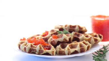 Beyaz arka planda kırmızı havyarlı patatesli waffle..