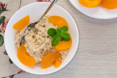 Konserve şeftali ve naneli yulaf ezmesi..