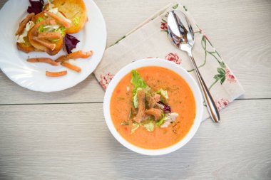 Dereotlu kırmızı balık sağlıklı ve lezzetli krema çorbası..