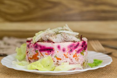 Ringa balığı, pancar kökü ve mayonezli şenlikli salata..