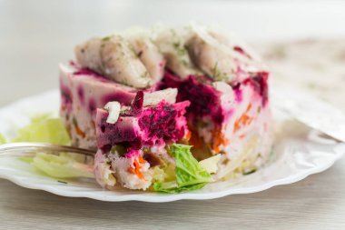 Servis masasında ringa balığıyla nefis pancar salatası.