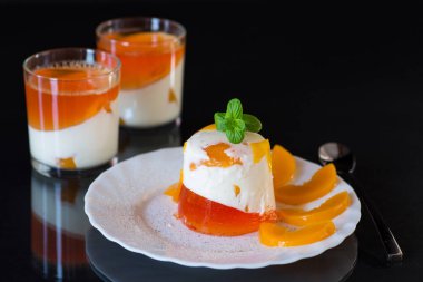 Reçelli, kremalı ve taze naneli meyve tatlısı..