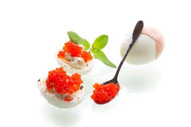 Beyaz arka planda kırmızı havyarlı haşlanmış yumurta..