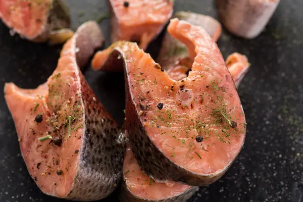 Baharatlı taze somon bifteği yakın plan..