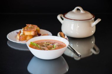 Siyah arka planda soyutlanmış somonlu diyet balık çorbası püresi..