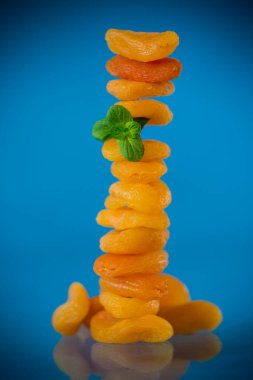 Stüdyo çekiminde taze naneli doğal kurutulmuş kayısılar..