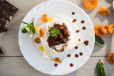 Çikolata soslu süzme peynirli, şekerli meyveli tatlı bir kahvaltı..