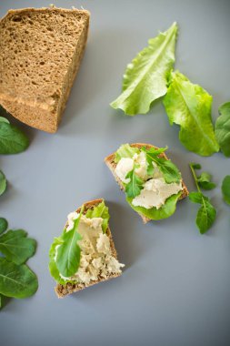 Arka planda çavdar ekmeği ve ringa balığı ile izole edilmiş sandviç..