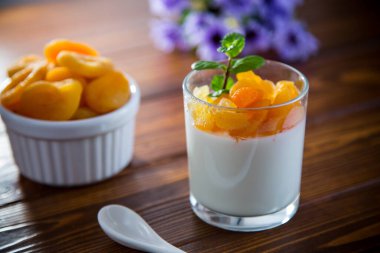 Sütlü yoğurt ve kurutulmuş kayısıyla diyet kahvaltı..