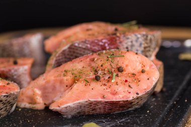 Baharatlı taze somon bifteği yakın plan..